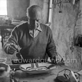 Pablo Picasso works on "La Pique" at the Madoura pottery. Vallauris 23.3.1953. - Photo by Edward Quinn