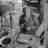 Pablo Picasso works on "La Pique" at the Madoura pottery. Vallauris 23.3.1953. - Photo by Edward Quinn