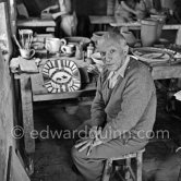 Picasso works on "La Pique" at the Madoura pottery in Vallauris. 23.3.53 - Photo by Edward Quinn
