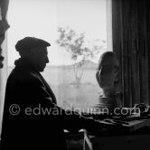 Pablo Picasso with the sculpture "Tête de femme". Le Fournas, Vallauris 1953. - Photo by Edward Quinn