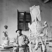 Pablo Picasso at Le Fournas with sculpture "Petite fille sautant à la corde". Vallauris 1950. - Photo by Edward Quinn