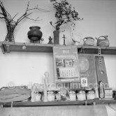 Studio Le Fournas, Vallauris 1953. (on lower shelf photo of a catalan woman like 94D_32 and 94D_08.) - Photo by Edward Quinn