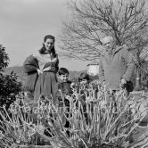 Pablo Picasso, Françoise Gilot, Claude Picasso and Paloma Picasso in the garden of La Galloise. Vallauris 1953. - Photo by Edward Quinn