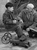 Pablo Picasso and Claude Picasso in the garden of La Galloise". With tricycle. Vallauris 1953. - Photo by Edward Quinn