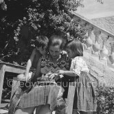 Françoise Gilot, Claude Picasso and Paloma Picasso in the garden of La Galloise. Vallauris 1953. - Photo by Edward Quinn