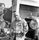 Pablo Picasso with his Hispano-Suiza type H6B (6.6 litre engine). Vallauris 1953. This particular chassis (number 12293) left the factory at Bois-Colombes in 1930. - Photo by Edward Quinn