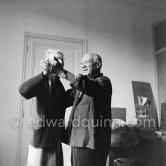 To the sound of his electrical piano, which he bought 1950 in a bistro in Vallauris, Pablo Picasso dances with Jeanne Huguet ("Totote", widow of the catalan sculptor Manolo Huguet). He says: "Je n'avais plus dansé depuis 35 ans!" ("I didn't dance for 35 years!"). La Galloise, Vallauris 1953. - Photo by Edward Quinn