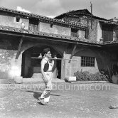 A potter carrying some figures Pablo Picasso made in clay to the kiln. Outside Madoura pottery. Vallauris 1953. - Photo by Edward Quinn