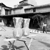 Ceramics outside Madoura pottery. Vallauris 1953. - Photo by Edward Quinn