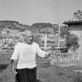 Pablo Picasso in front of Le Fournas, Vallauris 1953. - Photo by Edward Quinn