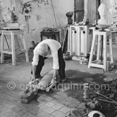 Pablo Picasso working in his sculpture studio Le Fournas making a sculpture figure with odds and ends from his scrap heap. The finished sculpture got the name "La femme à la clé (La Taulière)" ("Woman with a key"). Le Fournas, Vallauris 1953. - Photo by Edward Quinn