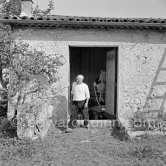 Pablo Picasso working in his sculpture studio Le Fournas making a sculpture figure with odds and ends from his scrap heap. Here he is collecting a branch to ad to the sculpture. The branch was later replaced by a key. The finished sculpture got the name "La femme à la clé (La Taulière)" ("Woman with a key"). Le Fournas, Vallauris 1953. - Photo by Edward Quinn