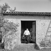 Pablo Picasso working in his sculpture studio Le Fournas making a sculpture figure with odds and ends from his scrap heap. Here he is collecting a branch to ad to the sculpture. The branch was later replaced by a key. The finished sculpture got the name "La femme à la clé (La Taulière)" ("Woman with a key"). Le Fournas, Vallauris 1953. - Photo by Edward Quinn