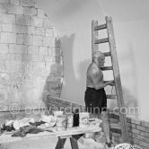 Pablo Picasso working on the "War and Peace study" drawings on the wall of Chapelle de la Paix (or Temple de la Paix) for the documentary film of Luciano Emmer. (The panels of War and Peace of 1952 were away on exhibition). Vallauris 1953. - Photo by Edward Quinn