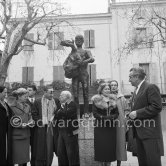 Pablo Picasso with a Sovjet Film delegation. From left Catherine Litvinenko, Hélène Parmelin, Paulo Picasso, Serge Youtkevitch (director), Pablo Picasso, Ljubov Orlova (with fur collar), Klara Luchko, Grigori Alexandrov (director). In front of Pablo Picasso sculpture "L’homme au mouton". Place Paul Isnard, Vallauris 1954. - Photo by Edward Quinn