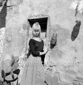 A young art student, Sylvette David, was chosen by Pablo Picasso as model in 1954. for a series of paintings and drawings. Vallauris 1954. - Photo by Edward Quinn