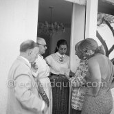 Marie Cuttoli, close friend and collector of Pablo Picasso's works, Françoise Gilot, Pablo Picasso, Maya Picasso. Not identified person on the left. Cap d’Antibes 1954. - Photo by Edward Quinn