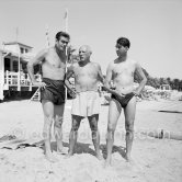 Pablo Picasso with Eugenio Carmona, Francisco Reina "El Minuni", banderillero andaluz. Golfe-Juan 1954. - Photo by Edward Quinn