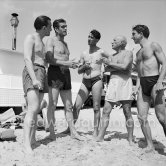 From left: not yet identified Person, Eugenio Carmona, Francisco Reina "El Minuni", banderillero andaluz, Pablo Picasso, Javier Vilató. At the beach. Golfe-Juan 1954. - Photo by Edward Quinn