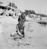 Paloma Picasso at the beach. Golfe-Juan 1954. - Photo by Edward Quinn