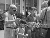 Pablo Picasso with sunglasses, Claude Picasso, Paloma Picasso, Edouard Pignon. Golfe-Juan 1954. - Photo by Edward Quinn