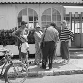 Pablo Picasso with sunglasses. Paulo Picasso, Edouard Pignon (right). Restaurant Nounou. Golfe-Juan 1954. - Photo by Edward Quinn