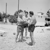 Pablo Picasso, Paulo Picasso and Georges Ulmer (singer). Restaurant "Nounou" at the beach. Golfe-Juan 1954. - Photo by Edward Quinn