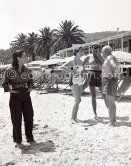 Pablo Picasso, Françoise Gilot, Georges Ulmer, Georges (singer). Restaurant "Nounou". on the beach. Golfe-Juan 1954. - Photo by Edward Quinn