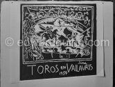 Picasso with "Toros en Vallauris 1954.”, a linocut printed by Hidalgo Arnéra for the bullfight in Vallauris which was organized in Picasso's honor. La Galloise, Vallauris 1954. - Photo by Edward Quinn