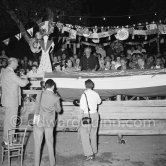 Pablo Picasso attracts photographers. First Corrida at Vallauris, from left: Claude Picasso, Françoise Gilot, Pablo Picasso, Paul Derigon, the mayor of Vallauris, Hélène Parmelin, Edouard Pignon. Vallauris 1954. - Photo by Edward Quinn