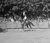 Françoise Gilot, opening the corrida of Vallauris 1.8.1954. - Photo by Edward Quinn