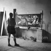 Picasso portrays a stage in the bullfight when the bullfighter is caught by the horns of the bull. During filming of "Le mystère Picasso" ("The Mystery of Picasso") by Henri-Georges Clouzot. Nice, Studios de la Victorine, 1955. - Photo by Edward Quinn
