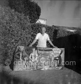 Pablo Picasso during the making of "La plage à la Garoupe I" for the film "Le mystère Picasso". Nice, Studios de la Victorine, 1955. - Photo by Edward Quinn