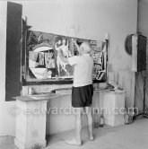 Pablo Picasso painting "La plage à la Garoupe I" for the film "Le mystère Picasso". Nice, Studios de la Victorine, 1955. - Photo by Edward Quinn