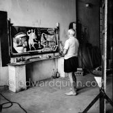 Pablo Picasso painting "La plage à la Garoupe I" for the film "Le mystère Picasso". Nice, Studios de la Victorine, 1955. - Photo by Edward Quinn