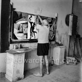 Pablo Picasso painting "La plage à la Garoupe I" for the film "Le mystère Picasso". Nice, Studios de la Victorine, 1955. - Photo by Edward Quinn