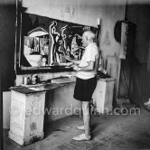 Pablo Picasso during the making of "La plage à la Garoupe I" for the film "Le mystère Picasso". Nice, Studios de la Victorine, 1955. - Photo by Edward Quinn