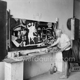 Pablo Picasso painting "La plage à la Garoupe I" for the film "Le mystère Picasso". Nice, Studios de la Victorine, 1955. - Photo by Edward Quinn