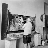 Pablo Picasso painting "La plage à la Garoupe I" for the film "Le mystère Picasso". Nice, Studios de la Victorine, 1955. - Photo by Edward Quinn