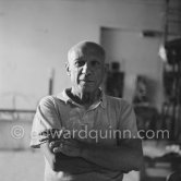 Shooting break. Pablo Picasso during filming of "Le mystère Picasso". Nice, Studios de la Victorine, 1955. - Photo by Edward Quinn