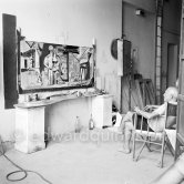 Shooting break. Pablo Picasso viewing "La plage à la Garoupe I" for the film "Le mystère Picasso". Nice, Studios de la Victorine, 1955. - Photo by Edward Quinn
