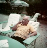 Shooting break. During filming of "Le mystère Picasso". Nice, Studios de la Victorine, 1955. - Photo by Edward Quinn