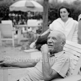 Shooting break during filming of "Le mystère Picasso". Pablo Picasso, Jacqueline in the background. Nice, Studios de la Victorine, 1955. - Photo by Edward Quinn