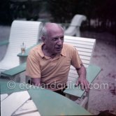 Shooting break. Pablo Picasso during filming of "Le mystère Picasso". Nice, Studios de la Victorine, 1955. - Photo by Edward Quinn