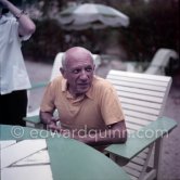 Shooting break. Pablo Picasso during filming of "Le mystère Picasso". Nice, Studios de la Victorine, 1955. - Photo by Edward Quinn