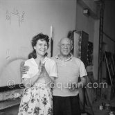 Pablo Picasso during with not yet identified girl during filming of "Le mystère Picasso". Nice, Studios de la Victorine, 1955. - Photo by Edward Quinn