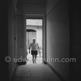 Pablo Picasso entering the studio. During filming of "Le mystère Picasso". Nice, Studios de la Victorine, 1955. - Photo by Edward Quinn