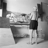 Pablo Picasso at work during filming of "Le mystère Picasso", documentary. Nice, Studios de la Victorine, 1955. - Photo by Edward Quinn