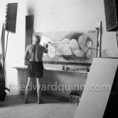 Pablo Picasso at work during filming of "Le mystère Picasso", documentary. Nice, Studios de la Victorine, 1955. - Photo by Edward Quinn