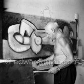 Pablo Picasso at work during filming of "Le mystère Picasso", documentary. Nice, Studios de la Victorine, 1955. - Photo by Edward Quinn